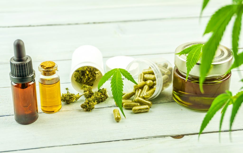 assorted cannabis cbd thc products capsules oil buds and skincare - CBD olej, CBD kvapky